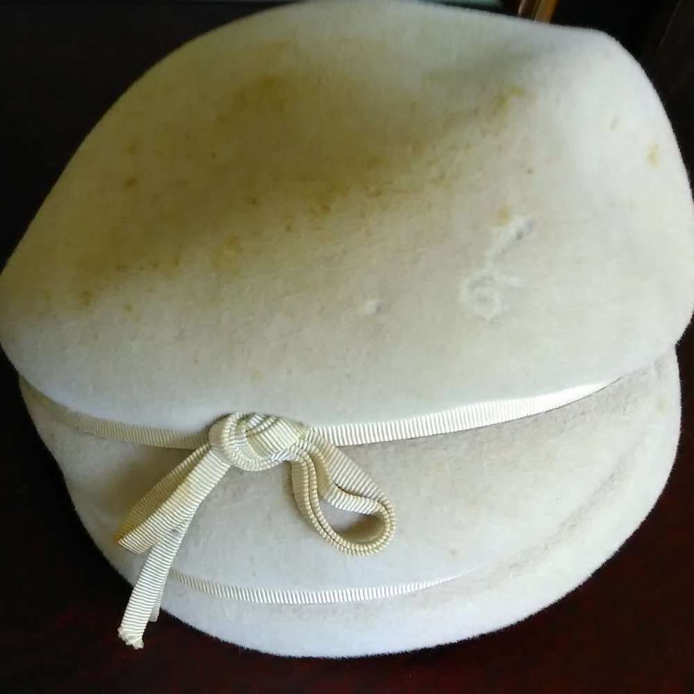 Vintage Beige Chevalier hat